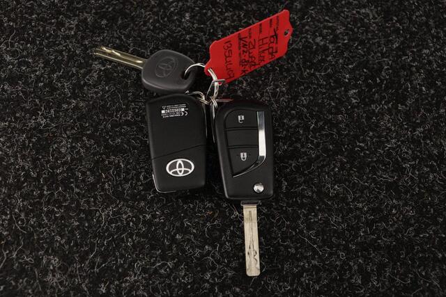 Toyota HI-LUX HiLux 2.4 D-4D Xtra Cab Professional | Apple CarPlay, Android Auto | Parkeercamera | Rollbar RVS |