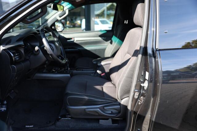 Toyota HI-LUX 2.8 D-4D X-TRA CAB INVINCIBLE A/T 4WD VAN