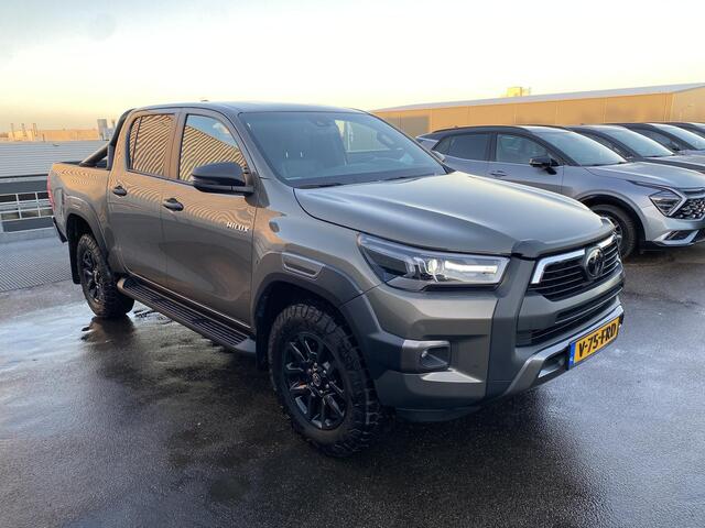 Toyota HI-LUX HiLux 2.8 D-4D Double Cab Invincible Automaat Nieuw geleverd, incl. o.a.: Gecoatte laadbak, trekhaak 13plg, stoelverwarming, achteruitrij camera, keyless, navigatie, Apple CarPlay/Android Auto, JBL Audio, NL-auto, boekjes compleet, 265/65R18 banden CST AT