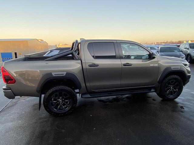 Toyota HI-LUX HiLux 2.8 D-4D Double Cab Invincible Automaat Nieuw geleverd, incl. o.a.: Gecoatte laadbak, trekhaak 13plg, stoelverwarming, achteruitrij camera, keyless, navigatie, Apple CarPlay/Android Auto, JBL Audio, NL-auto, boekjes compleet, 265/65R18 banden CST AT