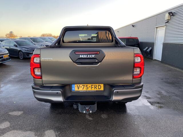 Toyota HI-LUX HiLux 2.8 D-4D Double Cab Invincible Automaat Nieuw geleverd, incl. o.a.: Gecoatte laadbak, trekhaak 13plg, stoelverwarming, achteruitrij camera, keyless, navigatie, Apple CarPlay/Android Auto, JBL Audio, NL-auto, boekjes compleet, 265/65R18 banden CST AT