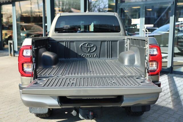 Toyota HI-LUX 2.8 D-4D X-TRA CAB INVINCIBLE A/T 4WD VAN