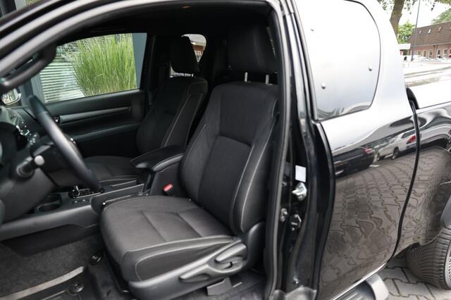 Toyota HI-LUX 2.8 D-4D X-TRA CAB INVINCIBLE A/T 4WD VAN