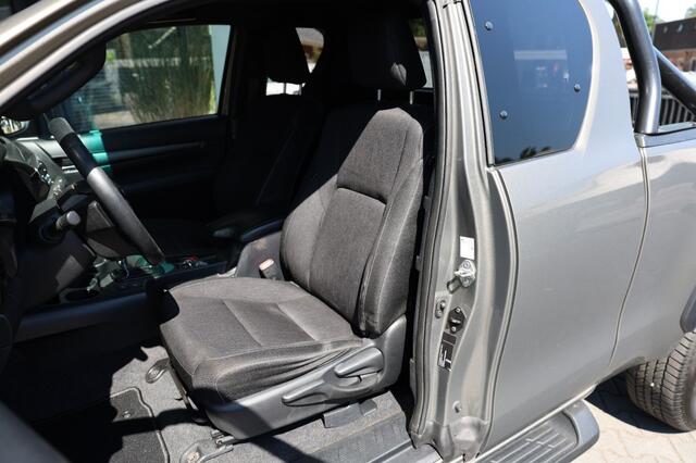 Toyota HI-LUX 2.8 D-4D X-TRA CAB INVINCIBLE A/T 4WD VAN