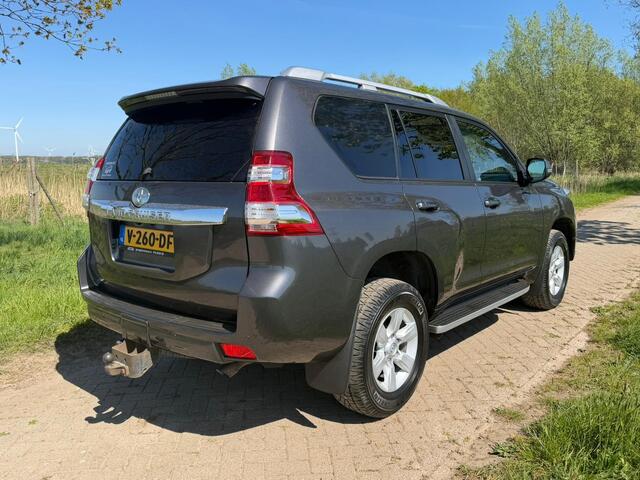 Toyota LAND CRUISER 150 2.8 D-4D-F LX Window Van