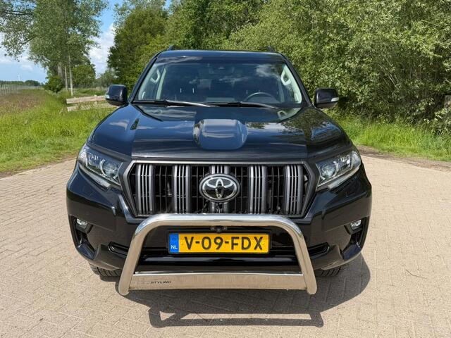 Toyota LAND CRUISER 150 2.8 D-4D-F Professional Black line Window Van
