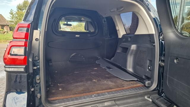 Toyota LAND CRUISER 2.8 D-4D Challenger, Window Van, 3.500KG Trekgewicht!