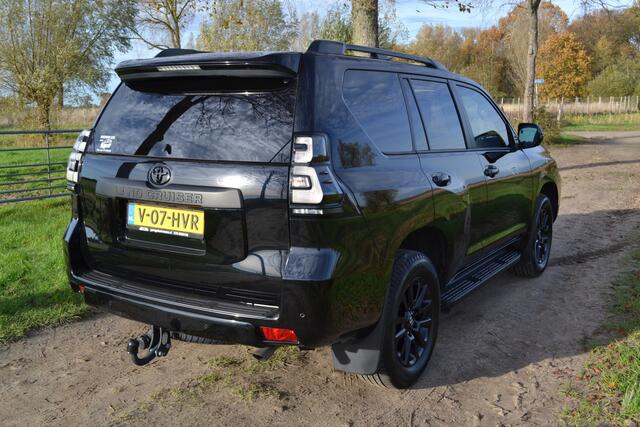 Toyota LAND CRUISER 2.8 D-4D-F Black Edition Window Van