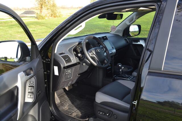 Toyota LAND CRUISER 2.8 D-4D-F Black Edition Window Van