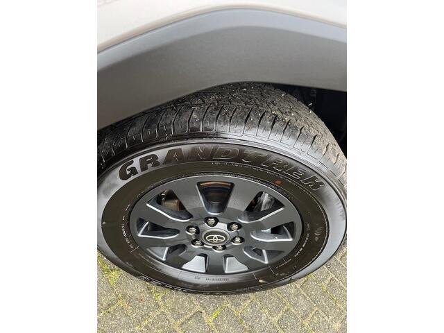 Toyota LAND CRUISER 2.8 D-4D AUT VAN EXEC / PROF LEDER NAVI CLIMA CRAWL GEEN BPM ! FABR GARANTIE ¤ 76900 EXCL FISCAAL VOORDELIGE zeer luxe uitvoering , is voor ondernemers vrijgesteld van BPM in nieuwstaat dealer onderhouden en zeer mooie bedrijf inrichting in de laadruimte