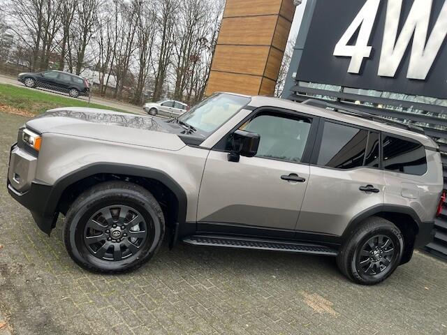 Toyota LAND CRUISER 2.8 D-4D AUT VAN EXEC / PROF LEDER NAVI CLIMA CRAWL GEEN BPM ! FABR GARANTIE ¤ 76900 EXCL FISCAAL VOORDELIGE zeer luxe uitvoering , is voor ondernemers vrijgesteld van BPM in nieuwstaat dealer onderhouden en zeer mooie bedrijf inrichting in de laadruimte