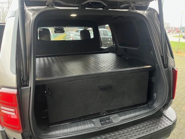 Toyota LAND CRUISER 2.8 D-4D AUT VAN EXEC / PROF LEDER NAVI CLIMA CRAWL GEEN BPM ! FABR GARANTIE ¤ 76900 EXCL FISCAAL VOORDELIGE zeer luxe uitvoering , is voor ondernemers vrijgesteld van BPM in nieuwstaat dealer onderhouden en zeer mooie bedrijf inrichting in de laadruimte