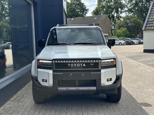 Toyota LAND CRUISER 2.8 D-4D President Grijs Kenteken Prijs excl. BTW /incl. BPM | FULL OPTIONS | Navigatie | Panorama Schuif-Kanteldak | Volledig Lederen Bekleding | Off Road Pakket | LED Verlichting | JBL Audio | Elektrische Achterklep | Stoelverwarming en Koeling | Koelbo