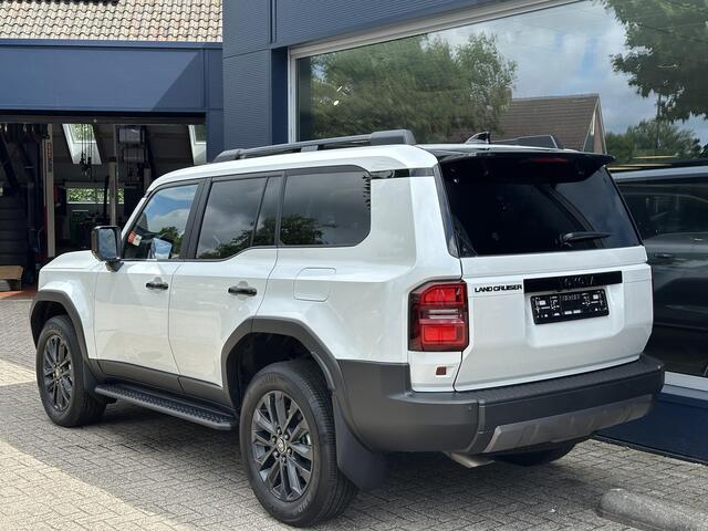 Toyota LAND CRUISER 2.8 D-4D President Grijs Kenteken Prijs excl. BTW /incl. BPM | FULL OPTIONS | Navigatie | Panorama Schuif-Kanteldak | Volledig Lederen Bekleding | Off Road Pakket | LED Verlichting | JBL Audio | Elektrische Achterklep | Stoelverwarming en Koeling | Koelbo