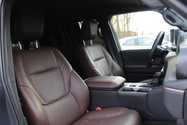 Toyota LAND CRUISER 2.8 D-4D Standard Roof Window Van Professional | NL-Auto | Trekhaak | Leder | Memory | Camera's | JBL | HUD | LED | Stoelverwarming/koeling