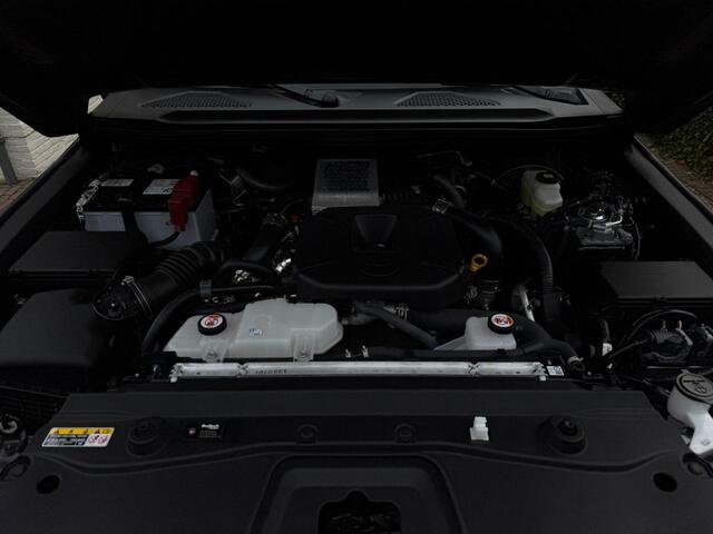 Toyota LAND CRUISER 2.8 D-4D Standard Roof Window Van Professional