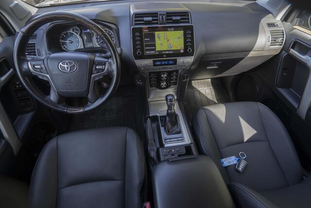 Toyota LAND CRUISER 2.8 D-4D-F Executive High Roof Window Van
