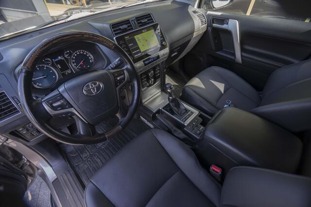 Toyota LAND CRUISER 2.8 D-4D-F Executive High Roof Window Van
