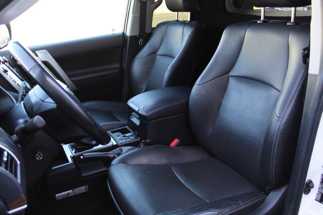 Toyota LAND CRUISER 2.8 D-4D-F Executive Window Van | Rijklaar | Trekhaak | Parelmoerlak | Opendak | Stoelverwarming | Memory | Leder | Dodehoek