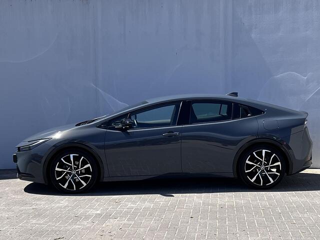Toyota PRIUS 2.0 Plug-in Hybrid 220 Executive Automaat / Dealer onderhouden / Navigatie / Apple Carplay Android / Stuur-, stoel- en voorruitverwarming / Adaptieve CC / 19"LM wielen / Winterwielen inclusief /