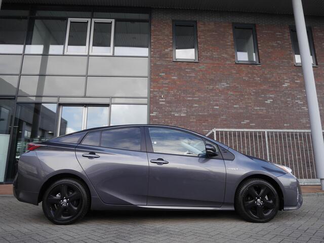 Toyota PRIUS 1.8 First Edition | Automaat| Head up display | Stoelverwarming | Achteruitrijcamera | Adaptive cruise control | Lichtmetalen velgen | Climate control | Keyless entry en start
