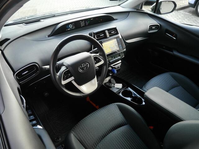 Toyota PRIUS 1.8 First Edition | Automaat| Head up display | Stoelverwarming | Achteruitrijcamera | Adaptive cruise control | Lichtmetalen velgen | Climate control | Keyless entry en start