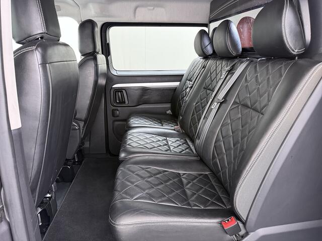 Toyota PROACE Worker L3 2.0D-4D 177PK Automaat Leder Dubbele Cabine 5-Persoons Stoelverwarming Trekhaak Camera 3D-Navi Ecc Apple Carplay Android Auto Sidebar Lmv 17" Privacy Glas Betonplex Vloer Wandbetimmering 1e Eigenaar 2.500KG Trekgewicht 400NM