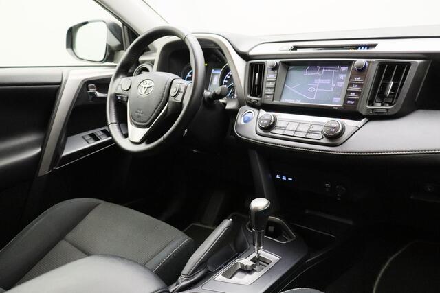 Toyota RAV4 2.5 Hybrid Style 2016 | Automaat | Navigatie | Dealer Onderhouden | Cruise Control | DAB Radio | Stuurwiel Bediening | Trekhaak | Lichtmetaal | Boekjes | Keyless | 2 Sleutels | Achteruitrij Camera |
