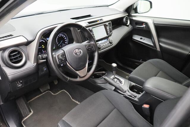 Toyota RAV4 2.5 Hybrid Style 2016 | Automaat | Navigatie | Dealer Onderhouden | Cruise Control | DAB Radio | Stuurwiel Bediening | Trekhaak | Lichtmetaal | Boekjes | Keyless | 2 Sleutels | Achteruitrij Camera |