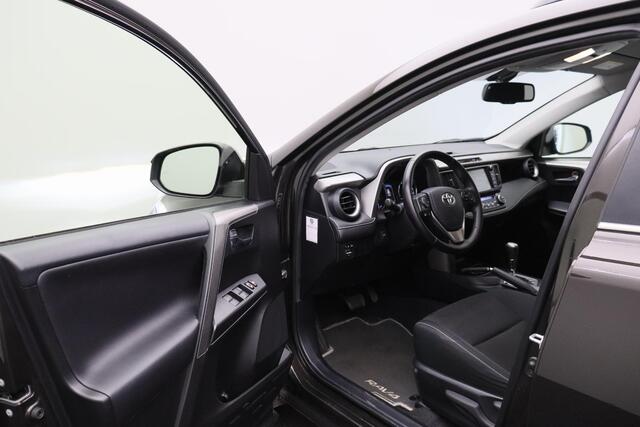 Toyota RAV4 2.5 Hybrid Style 2016 | Automaat | Navigatie | Dealer Onderhouden | Cruise Control | DAB Radio | Stuurwiel Bediening | Trekhaak | Lichtmetaal | Boekjes | Keyless | 2 Sleutels | Achteruitrij Camera |