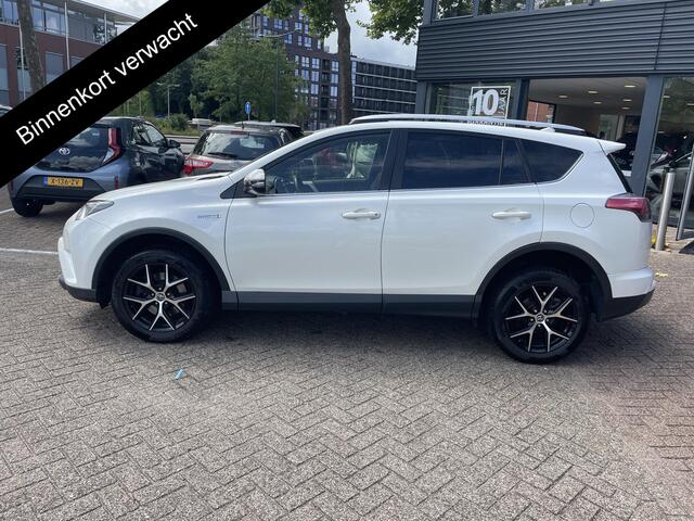 Toyota RAV4 2.5 Hybrid AWD Executive Business | 1650KG trekgewicht | Parkeersensoren | Navigatie | Afneembare Trekhaak
