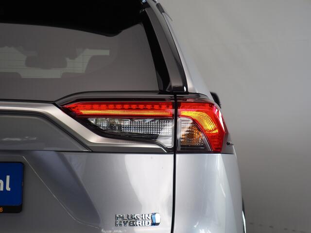 Toyota RAV4 2.5 Plug-in Hybrid AWD Style | Botsherkenning | Adaptive Cruise Control | Stuurwielverwarming | Achteruitrijcamera | Apple CarPlay/ Android Auto | Stoelverwarming | Carkit | Inc. 220v Laadkabel
