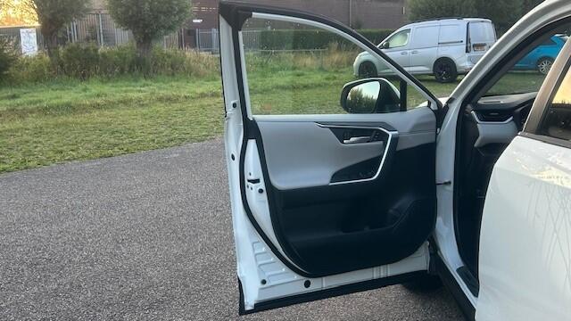 Toyota RAV4 2.5 HYBRID LOUNGE NAVIGATIE, DAB RADIO, JBL SOUND, TWO TONE VOLLEDER, MEMORY STOEL, STOELVERWARMING, STOELVENTILATIE, STUURVERWARMING, ACHTERBANKVERWARMING, DODEHOEK+RIJBAAN ASSIST, ADAPTIVE CRUISE CONTROL, ELEC. PANORAMADAK, PARKEERHULP V/A, 360 GRADEN C
