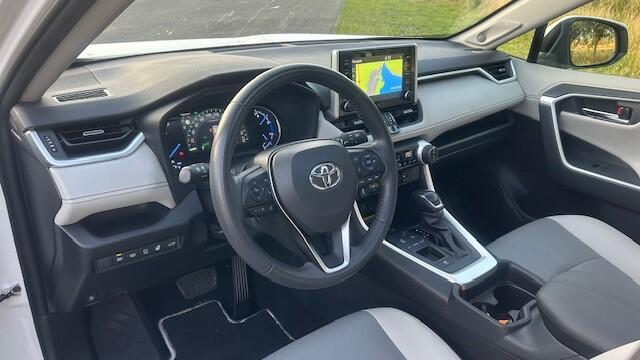 Toyota RAV4 2.5 HYBRID LOUNGE NAVIGATIE, DAB RADIO, JBL SOUND, TWO TONE VOLLEDER, MEMORY STOEL, STOELVERWARMING, STOELVENTILATIE, STUURVERWARMING, ACHTERBANKVERWARMING, DODEHOEK+RIJBAAN ASSIST, ADAPTIVE CRUISE CONTROL, ELEC. PANORAMADAK, PARKEERHULP V/A, 360 GRADEN C