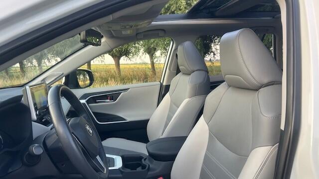 Toyota RAV4 2.5 HYBRID LOUNGE NAVIGATIE, DAB RADIO, JBL SOUND, TWO TONE VOLLEDER, MEMORY STOEL, STOELVERWARMING, STOELVENTILATIE, STUURVERWARMING, ACHTERBANKVERWARMING, DODEHOEK+RIJBAAN ASSIST, ADAPTIVE CRUISE CONTROL, ELEC. PANORAMADAK, PARKEERHULP V/A, 360 GRADEN C