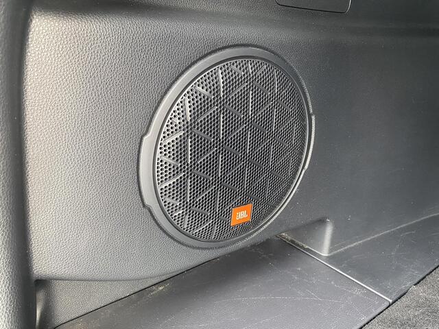 Toyota RAV4 2.5 Hybrid Bi-Tone WEINIG KM! Panoramisch schuif-/kanteldak, Treeplanken, NL-auto, navigatie, JBL premium audio, keyless, stoelverwarming, adaptieve cruise control