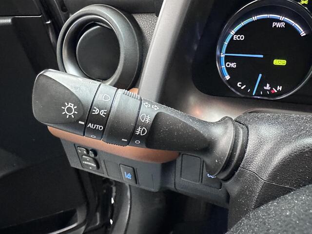 Toyota RAV4 2.5 Hybrid AWD Energy Plus met speciaal Leder interieur! NL Auto, all season banden , 1650 kg trekgewicht