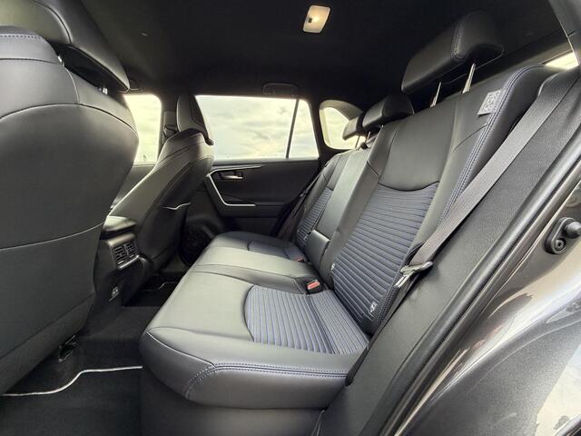 Toyota RAV4 2.5 Hybrid AWD Style Automaat / 1650kg Trekgewicht / BLIS / Apple Carplay Android Auto / Rondomzicht camera / Stuur,- Stoel en Voorruitverwarming / Elektrische achterklep / Navigatie / JBL Audio Systeem / cruise CC /