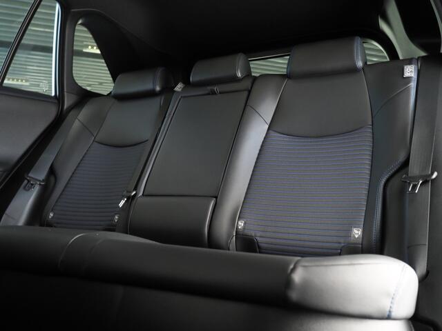 Toyota RAV4 2.5 Hybrid Style | FACELIFT | JBL | Verwarmde Voorstoelen en Stuurwiel | Dodehoekdetectie | 360° Camera | Verwarmd Voorruit | Apple CarPlay/ Android Auto