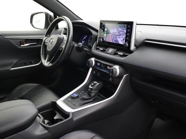 Toyota RAV4 2.5 HYBRID AWD BI-TONE + TREKHAAK | CARPLAY | CAMERA | STUUR/STOELVERWARMING