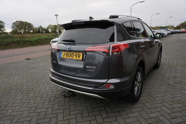 Toyota RAV4 2.5 HYBRID AWD STYLE VOLLEDIG DEALER ONDERHOUDEN CAMERA TREKHAAK KEYLESS STOELVERWARMING XENON/LED NAVI CLIMA CRUISE PDC V+A LMV PRIVACYGLAS ENZ...