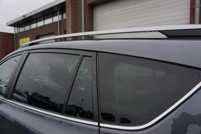 Toyota RAV4 2.5 HYBRID AWD STYLE VOLLEDIG DEALER ONDERHOUDEN CAMERA TREKHAAK KEYLESS STOELVERWARMING XENON/LED NAVI CLIMA CRUISE PDC V+A LMV PRIVACYGLAS ENZ...