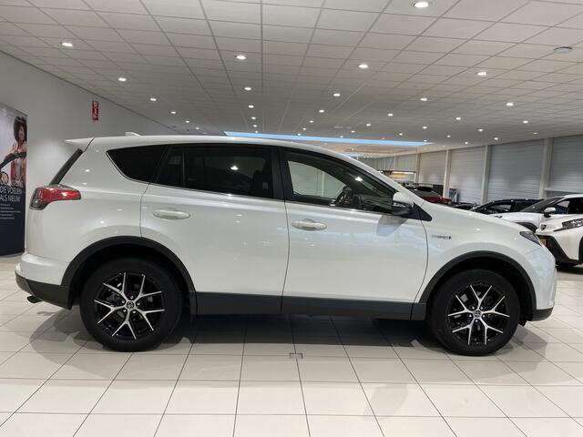 Toyota RAV4 2.5 Hybrid AWD Style | fabrieksnavi | trekhaak | stoelverwarming| LM velgen |