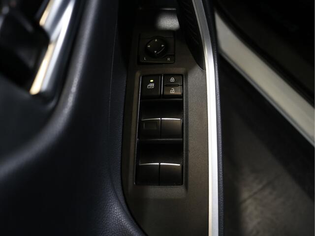 Toyota RAV4 2.5 Hybrid AWD Bi-Tone | Schuif - / kanteldak | Alarm klasse 3 | Trekgewicht 680 kg door Amerikaanse uitvoering |