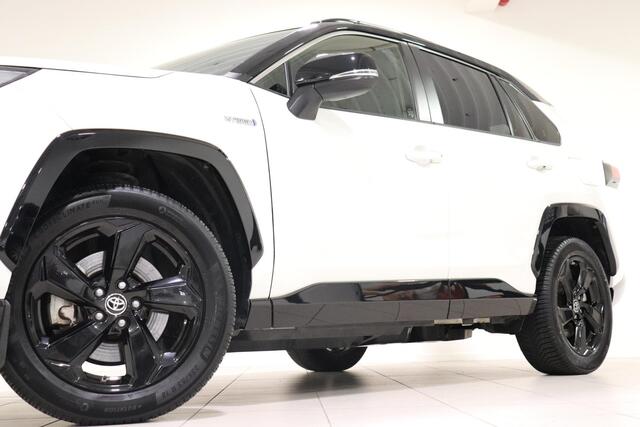 Toyota RAV4 2.5 Hybrid AWD Bi-Tone, Stuur & Stoel en Voorruitverwarming, Camera, Apple Carplay / Android auto!