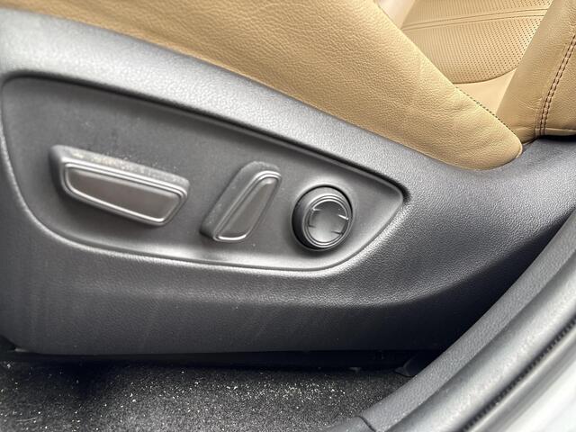 Toyota RAV4 2.5 Hybrid AWD Executive **STOELVERWARMING VOOR EN ACHTER/ DODEHOEK DETECTIE/ TREKHAAK**