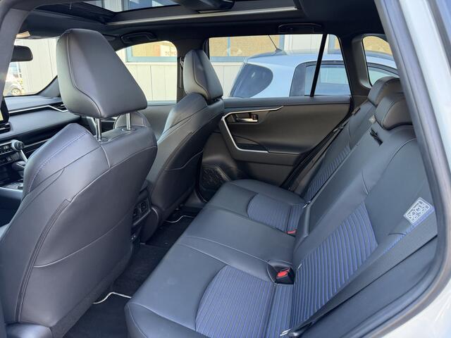 Toyota RAV4 2.5 Hybrid AWD Bi-Tone Panorama Trekhaak PDC Stoel Stuur Verwarmd