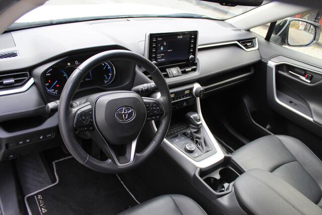 Toyota RAV4 2.5 Hybrid AWD Style Bi-Tone | Rijklaar | Parelmoer | Trekhaak | Apple/Android | Stoel-/stuurverw. | LED | El. achterklep | Dealer onderhouden | All season
