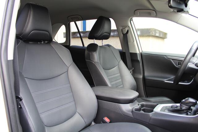 Toyota RAV4 2.5 Hybrid AWD Style Bi-Tone | Rijklaar | Parelmoer | Trekhaak | Apple/Android | Stoel-/stuurverw. | LED | El. achterklep | Dealer onderhouden | All season