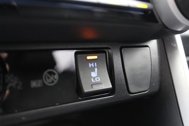 Toyota RAV4 2.5 Hybrid AWD Style Bi-Tone | Rijklaar | Parelmoer | Trekhaak | Apple/Android | Stoel-/stuurverw. | LED | El. achterklep | Dealer onderhouden | All season